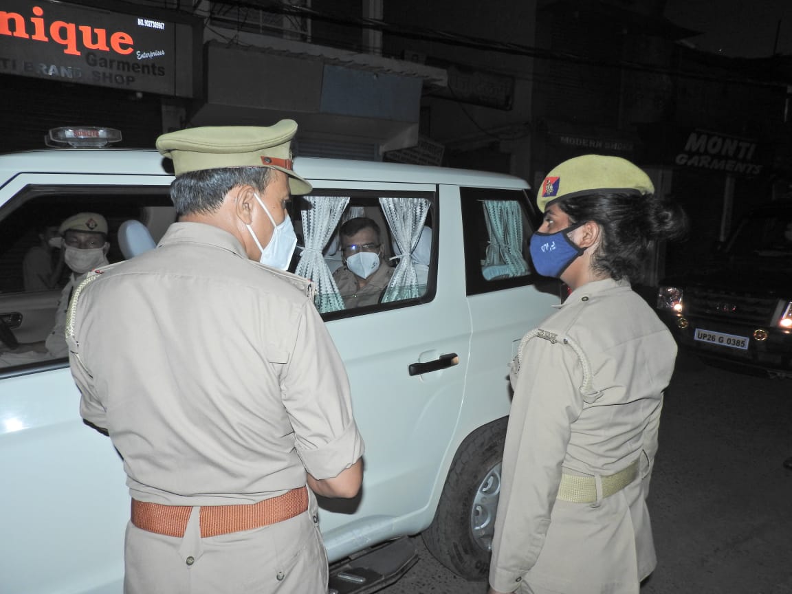 पीलीभीत :पुलिस अधीक्षक श्री किरीट सिंह राठौर महोदय ने शाम के समय शहर में भ्रमण कर साप्ताहिक लॉकडाउन व सुरक्षा व्यवस्था का जायजा लिया।