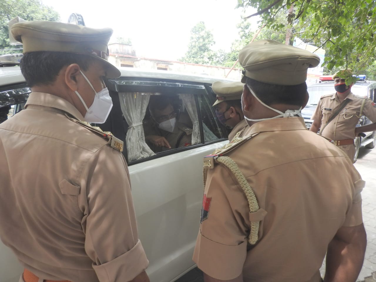 पीलीभीत: पुलिस अधीक्षक  ने B.Ed. प्रवेश परीक्षा 2021 के परीक्षा केंद्रों पर लगी पुलिस कर्मियों की ड्यूटी को चेक किया गया तथा सतर्कता के साथ ड्यूटी करने के निर्देश दिए गए।