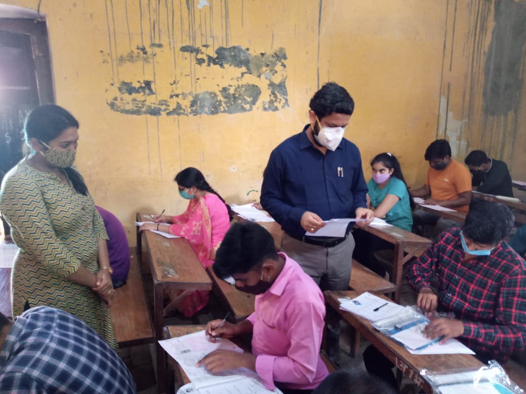 पीलीभीत :जिलाधिकारी द्वारा परीक्षा कक्षों की व्यवस्थाओं व परीक्षार्थियों के प्रवेश पत्र व पहचान पत्र की जांच की गई।