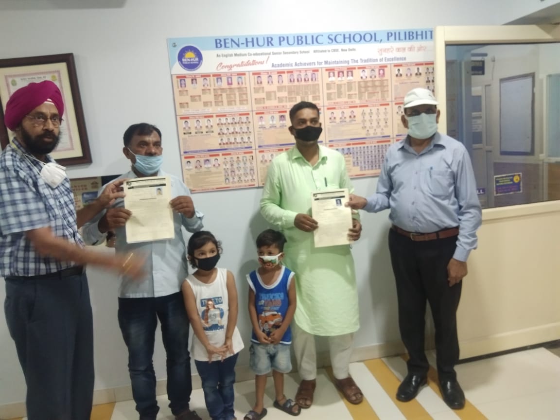 पीलीभीत :शिक्षा के अधिकार अधिनियम के तहत प्राप्त शिकायत का निस्तारण कराते हुये जिलाधिकारी द्वारा बच्चों को सम्बन्धित विद्यालय में तत्काल दिलाया गया प्रवेश।