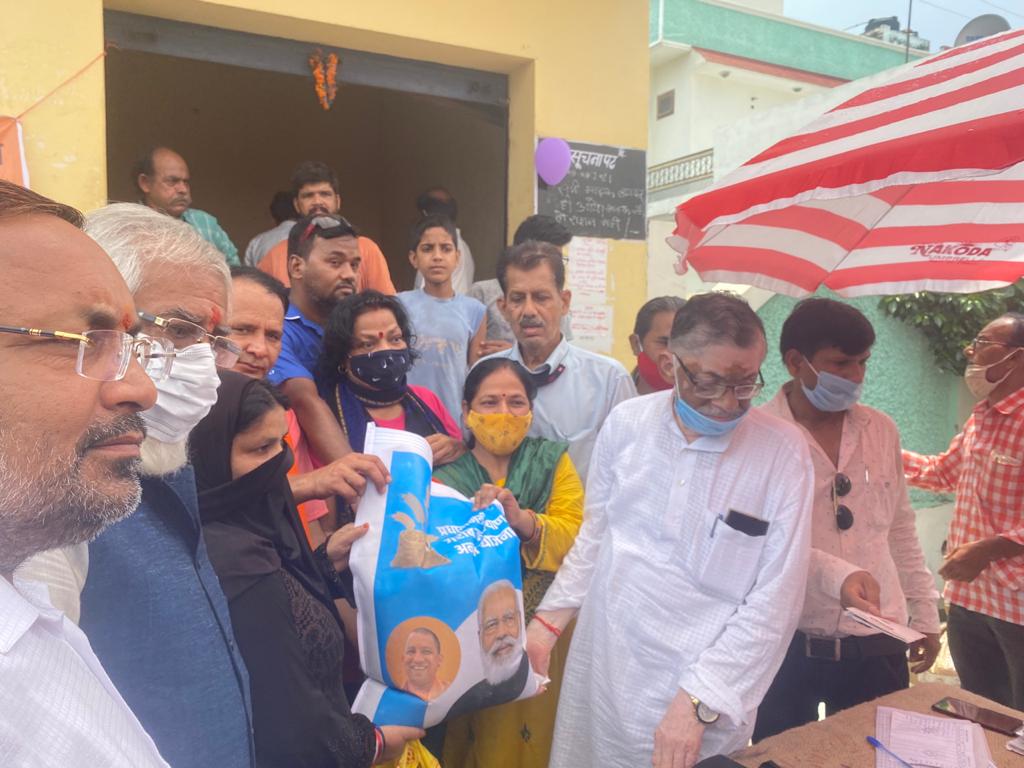 बरेली-गरीब कल्याण योजनाओं में बांटा गया गरीबो को राशन