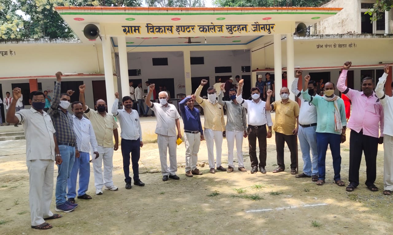 जौनपुर:सरकार की शिक्षक नीतियों के खिलाफ शिक्षकों ने तीसरे दिन भी काली पट्टी बांधकर किया विरोध प्रदर्शन