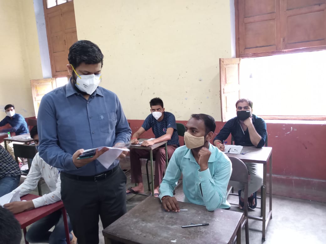 पीलीभीत:  विशेष सचिव कृषि उत्पादन आयुक्त शाखा उत्तर प्रदेश एवं जिलाधिकारी द्वारा परीक्षा कक्षों की व्यवस्थाओं व परीक्षार्थियों के प्रवेश पत्र व पहचान पत्र की जांच की गई।