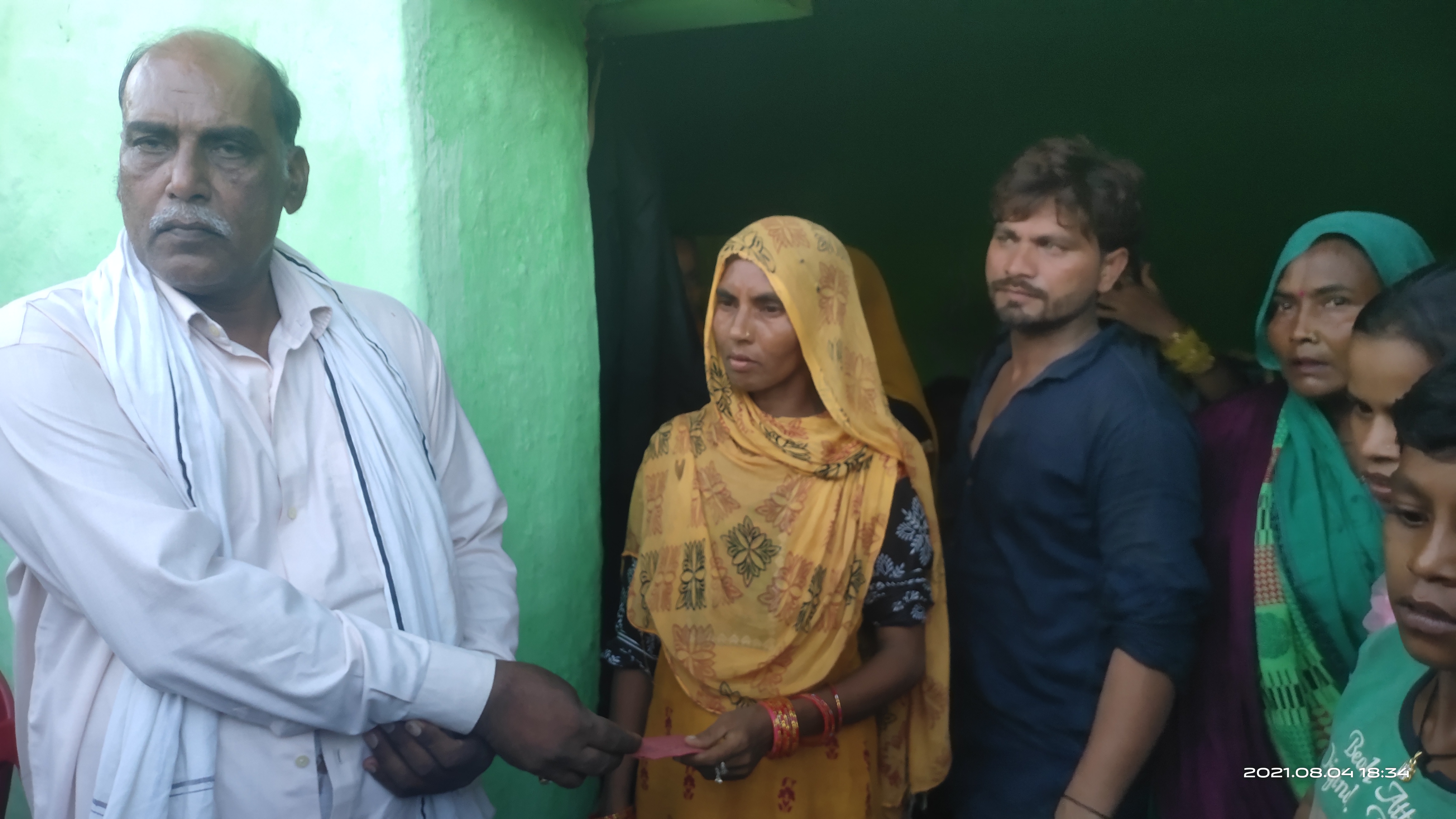 आँवला/बरेली - आर्थिक रूप से कमजोर व गरीब लोगों का सहारा बन रहे हैं डॉक्टर जीराज यादव बरसेर सिकंदरपुर में गरीब की बेटी की शादी में दिया 11000 सहयोग।