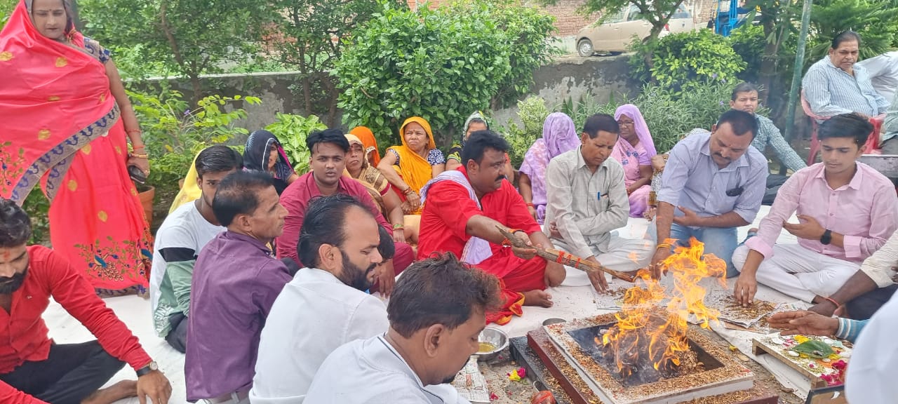 फर्रुखाबाद :पूर्व सीएम कल्याण सिंह के शीघ्र स्वस्थ बा लंबी उम्र के लिए लोधी युवा महासभा ने किया हवन पूजन