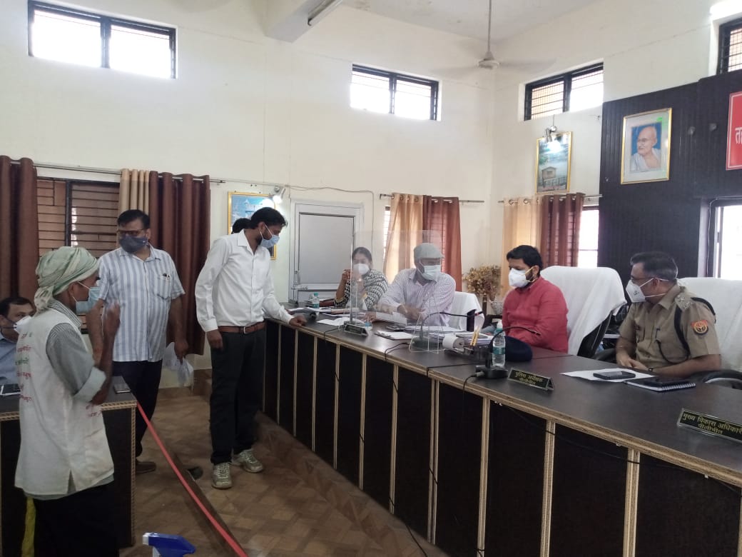 पीलीभीत :सम्पूर्ण समाधान दिवस में 50 प्रतिशत से अधिक शिकायतों का जिलाधिकारी ने मौके पर कराया निस्तारण।