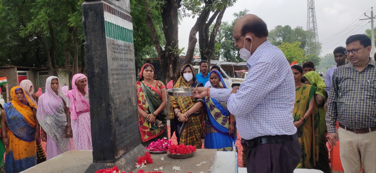 रायबरेली: दौलतपुर गांव स्थित शहीद स्थल पर  आजादी उत्सव कार्यक्रम का आयोजन किया गया