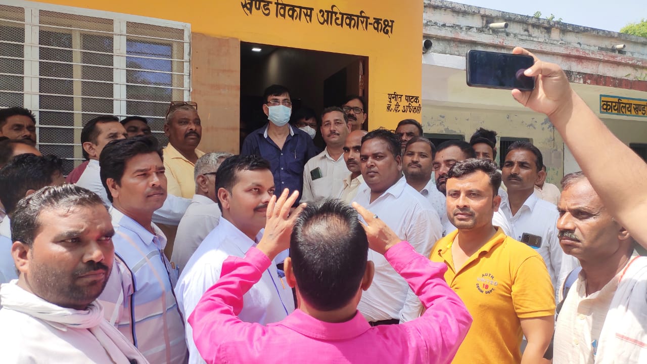 बरेली: प्रधान संघ ने दिया ज्ञापन ,उठाई मांगें