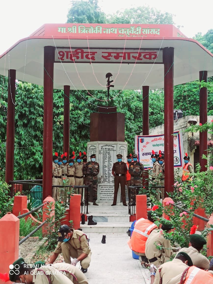 फर्रुखाबाद :12 यूपी बटालियन एनसीसी फतेहगढ़ के कैडेट्स ने झाड़ू तथा डस्टबिन लेकर दिया स्वच्छता का संदेश