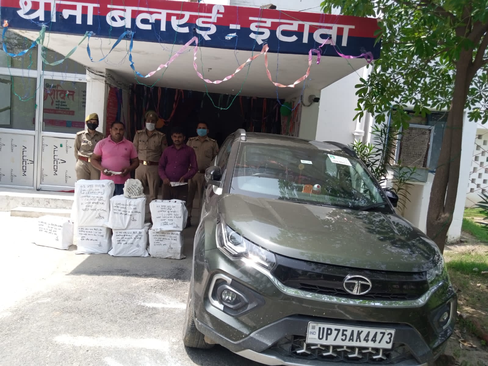 इटावा: मोबाइल टावर से बैटरी चुराने वाले 2 टावर कर्मियों को पुलिस ने किया गिरफ्तार