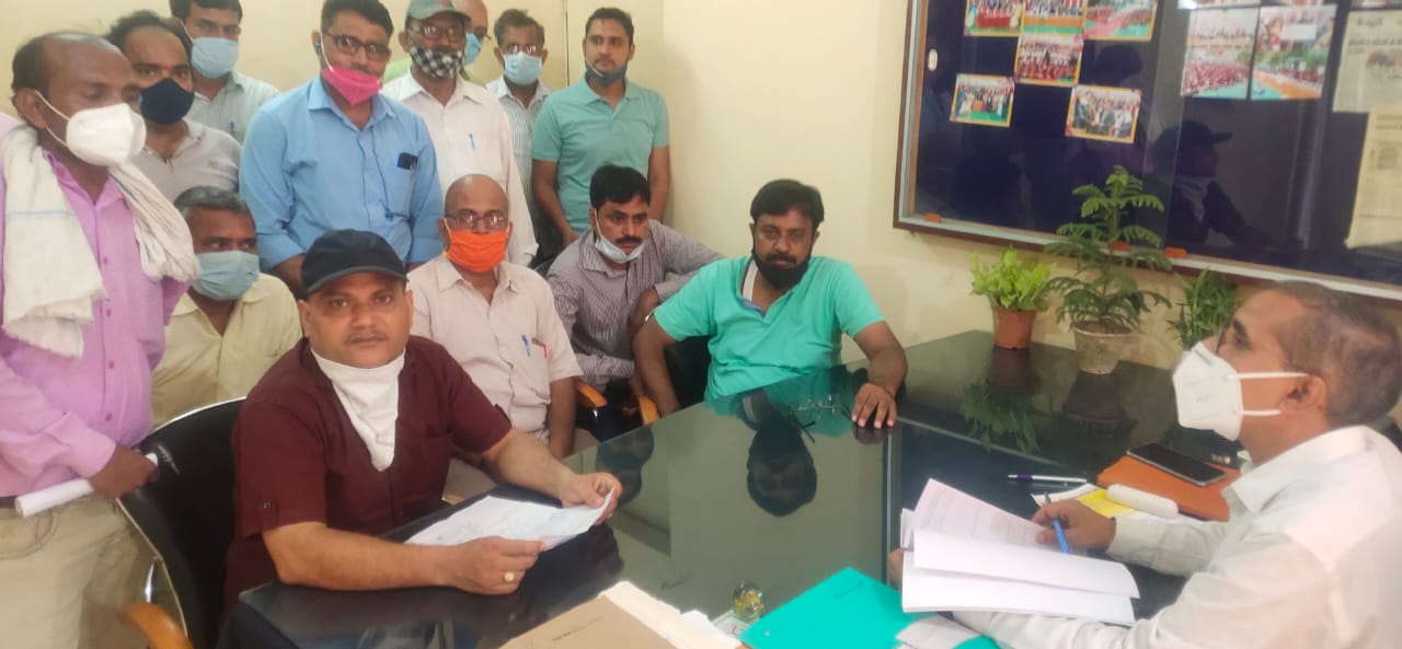 मैनपुरी: प्राथमिक शिक्षक संघ की बी एस ए से हुई मुलाकात,निशुल्क पाठ्य पुस्तकों को विद्यालय तक पहुचाने की उठाई माँग