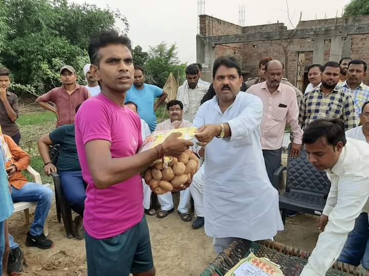 इटावा: पूर्व सांसद रघुराज शाक्य ने बाढ़ पीड़ितों को पहुंचाई राहत