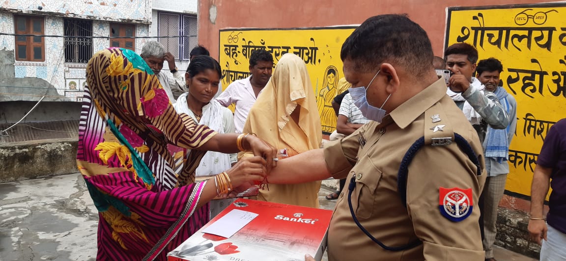 कासगंज : अपर पुलिस अधीक्षक कासगंज को  महिला सफाई कर्मियों ने बांधी राखी