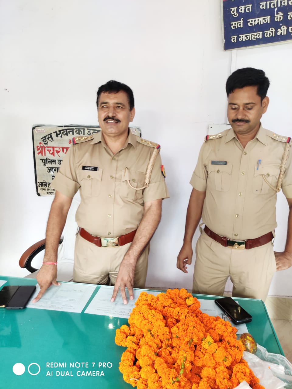 कासगंज: थाना परिसर में फूलमालाएं पहनाकर नवागत थानाध्यक्ष का हुआ स्वागत, निवर्तमान थानाध्यक्ष को दी गई भावभीनी विदाई