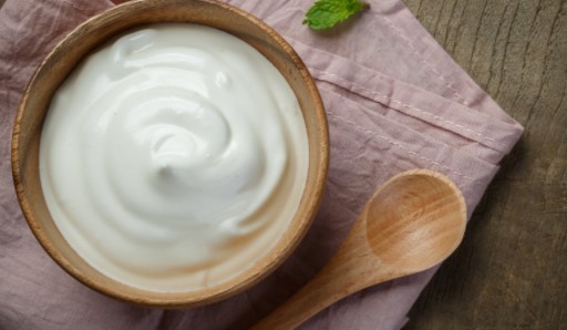 सेहत के लिए काफी फायदेमंद होता है दही, जानिए
