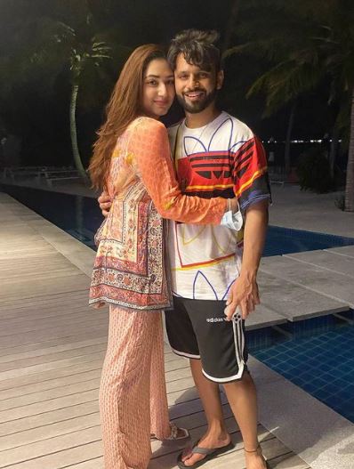 पति राहुल वैद्य को रोमांटिक अंदाज में किया दिशा परमार ने  बर्थडे विश, बोलीं- खुशकिस्मत हूं...