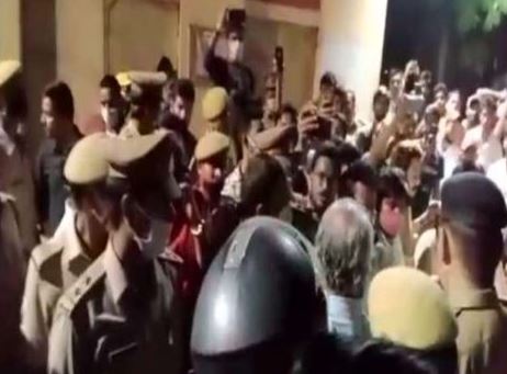 आयुष्‍मान खुराना संग प्रयागराज में सेल्‍फी के दौरान बाउंसर ने धक्‍का दिया , फिर हुआ बवाल