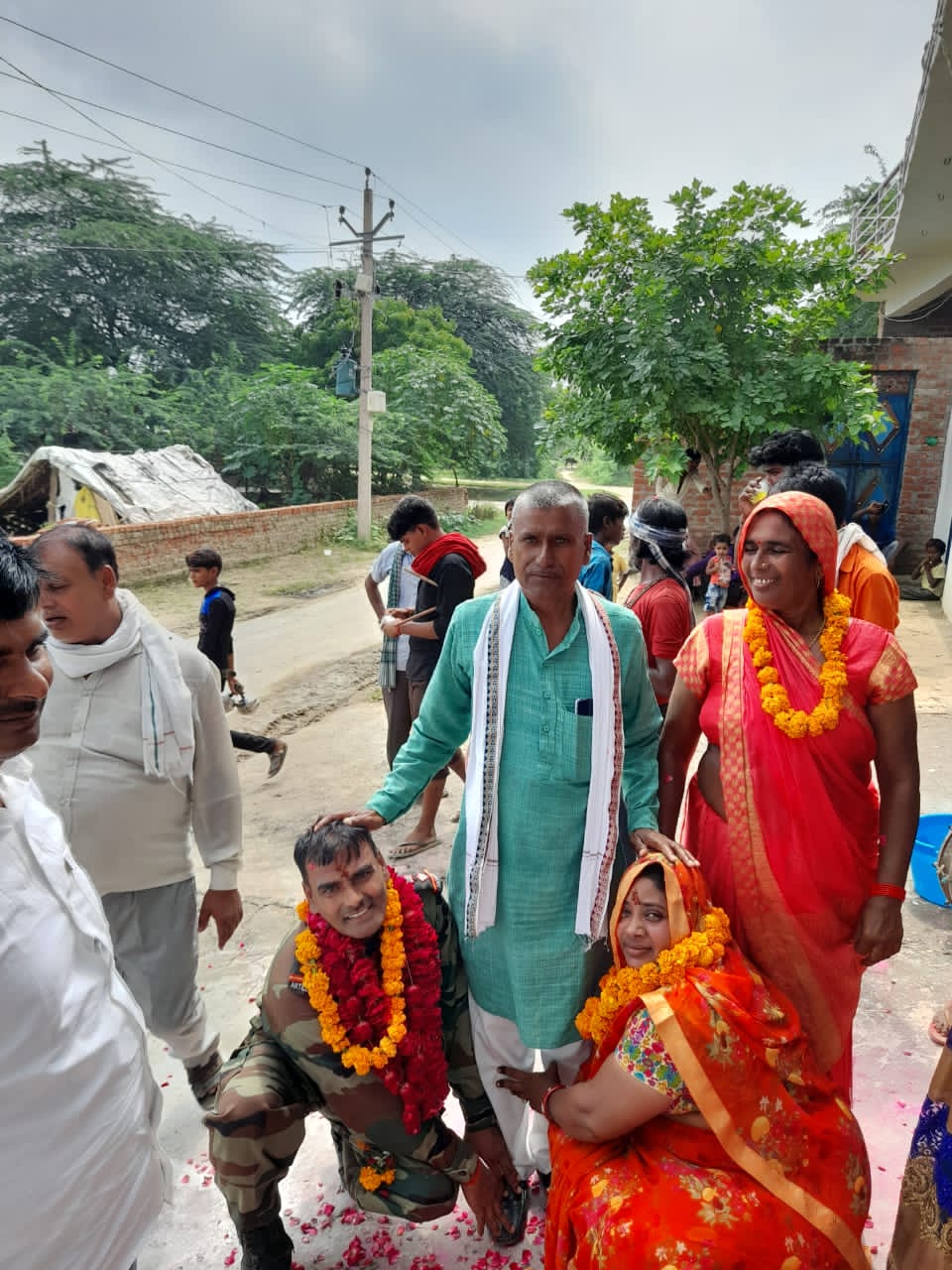 मैनपुरी : फौज से रिटायर्ड होने के बाद गांव वालों ने डी जे के साथ स्वागत किया l
