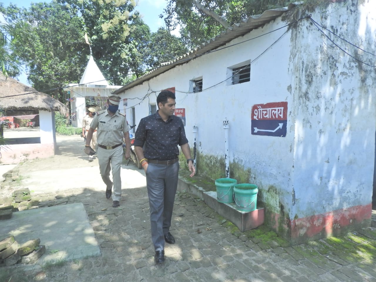 पुलिस अधीक्षक पीलीभीत श्री दिनेश कुमार पी0 महोदय ने थाना सेहरामऊ उत्तरी एवं चौकी गरबा खेडा का किया आकस्मिक निरीक्षण।