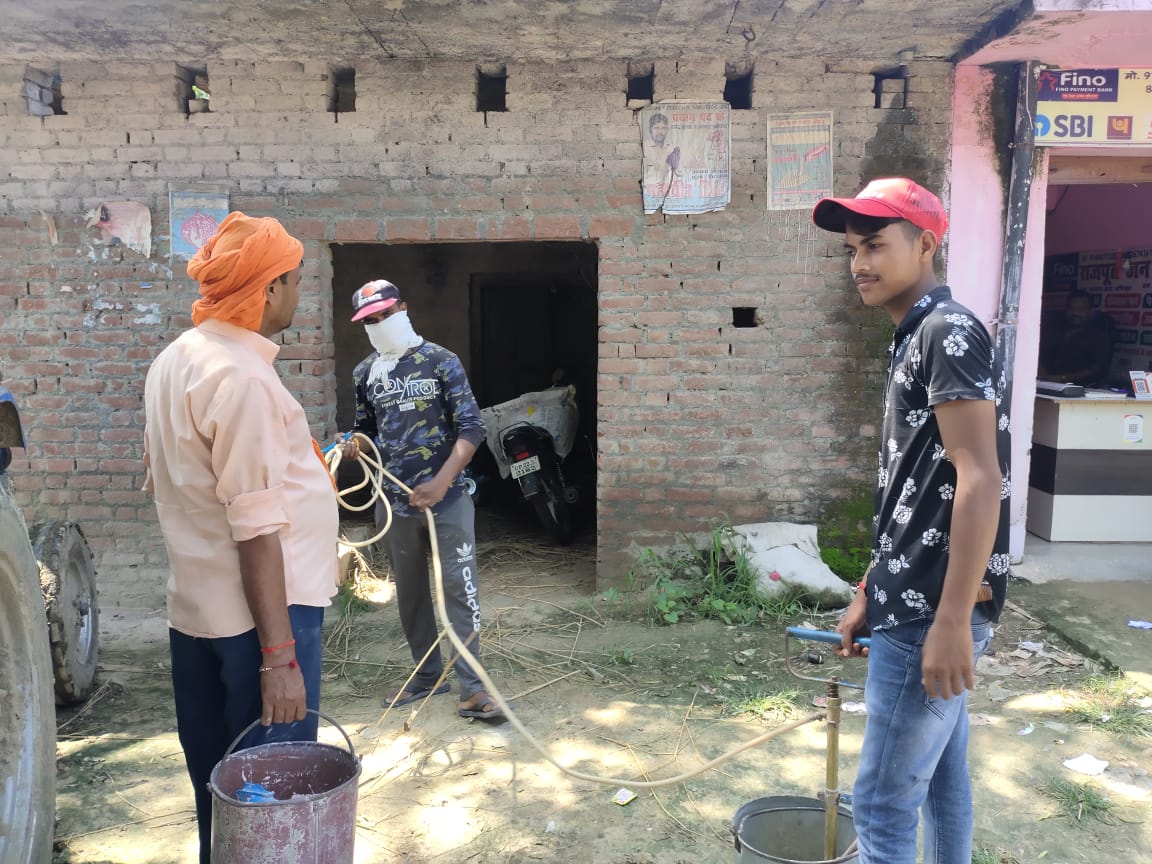 बरेली - बीमारियों के रोकथाम हेतु गांवो में किया जा रहा दवाईयों का छिड़काव।