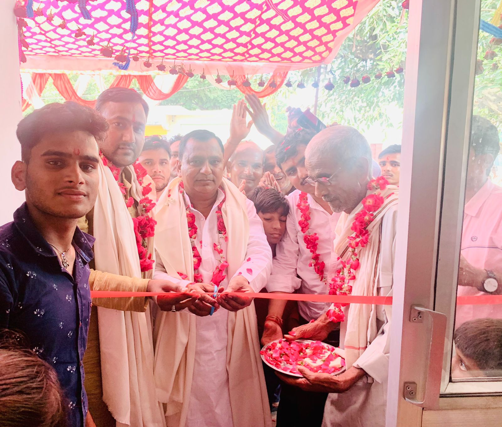 बरेली - रामनगर में लाइफ लाइन हास्पिटल का किया उद्घाटन मुख्य अतिथि रहे पूर्व ब्लाक प्रमुख विजेंद्र सिंह यादव।