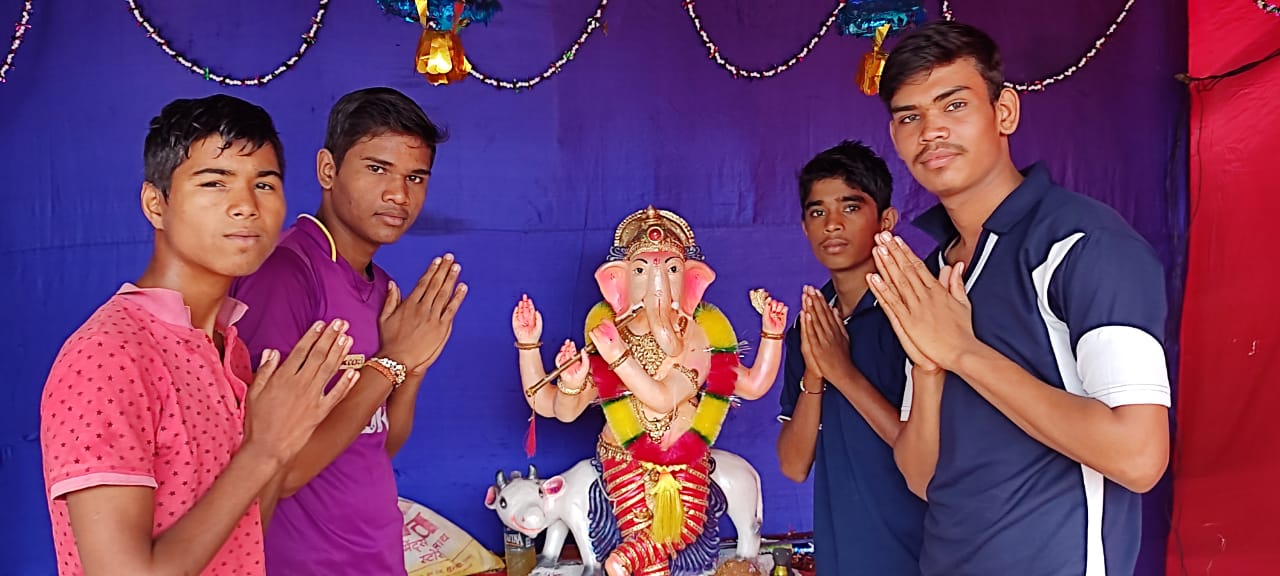 रायपुर   : शुभ मुहूर्त में विधि विधान से पूजन श्री गणेश जी को गुड़ और मोदक के भोग चढ़ाया गया, घर सहित चौक चौराहों में विराजमान हुए