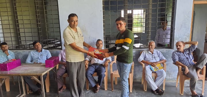 बरेली - हिंदी दिवस के अवसर पर युवा पत्रकार ने हिंदी के टीचरो को दिये उपहार।
