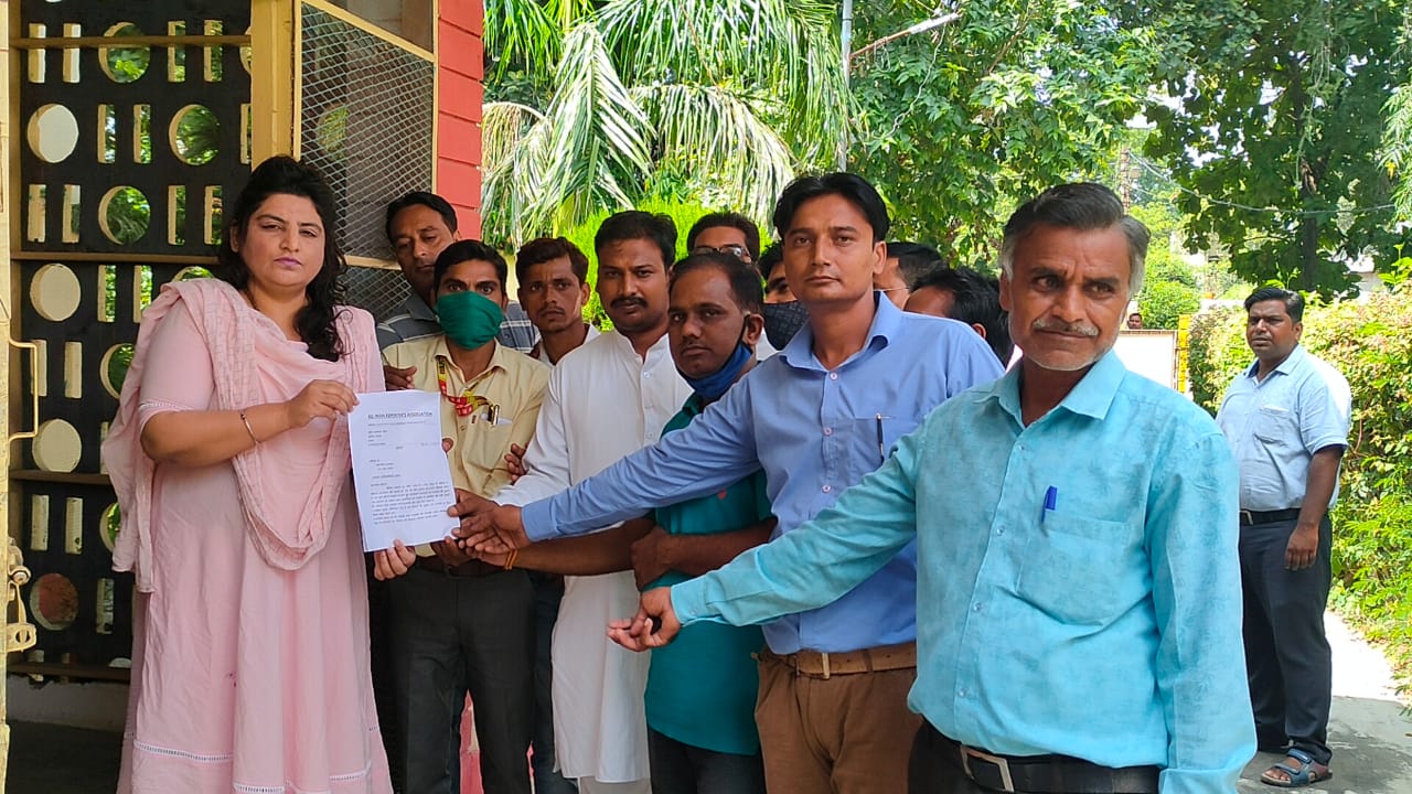 बरेली - पत्रकारों के उत्पीड़न को लेकर पत्रकार संगठन आईरा ने एसडीएम आँवला को सौंपा ज्ञापन।