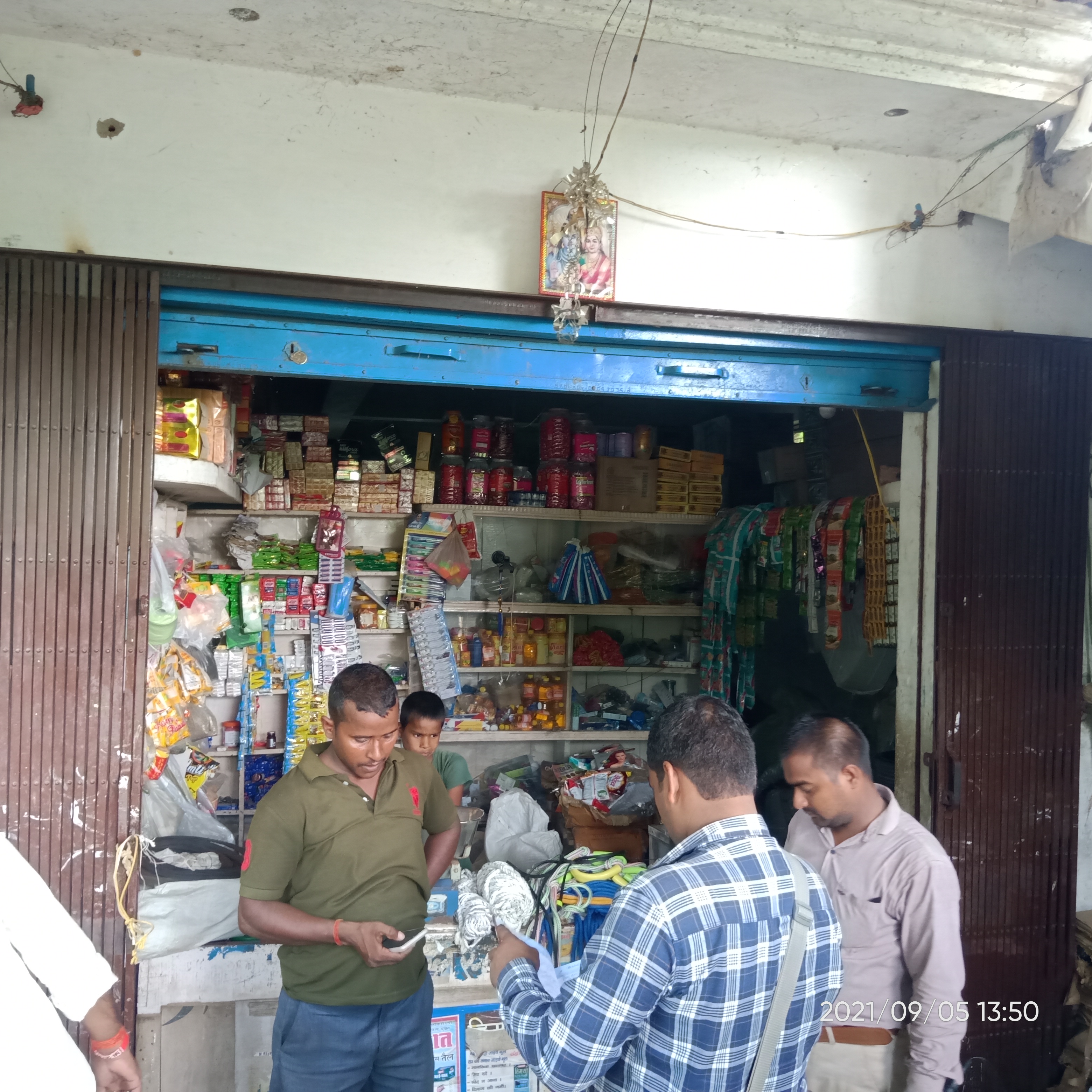 जौनपुर :   खुटहन क्षेत्र में बढा चोरों का आतंक व्यापारियों में भय का माहौल