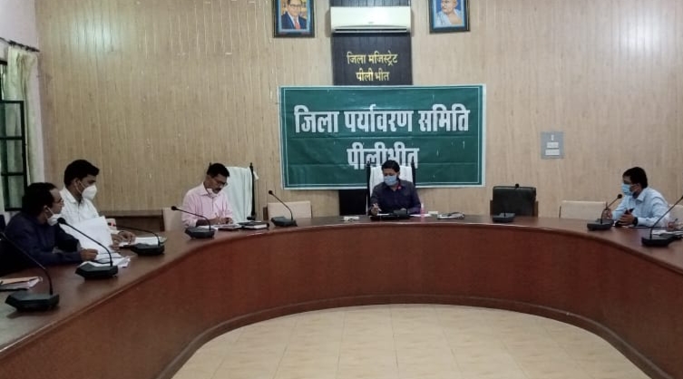 पीलीभीत :जिलाधिकारी श्री पुलकित खरे की अध्यक्षता में जिला पर्यावरण समिति की मासिक बैठक गांधी सभागार में संपन्न हुई।