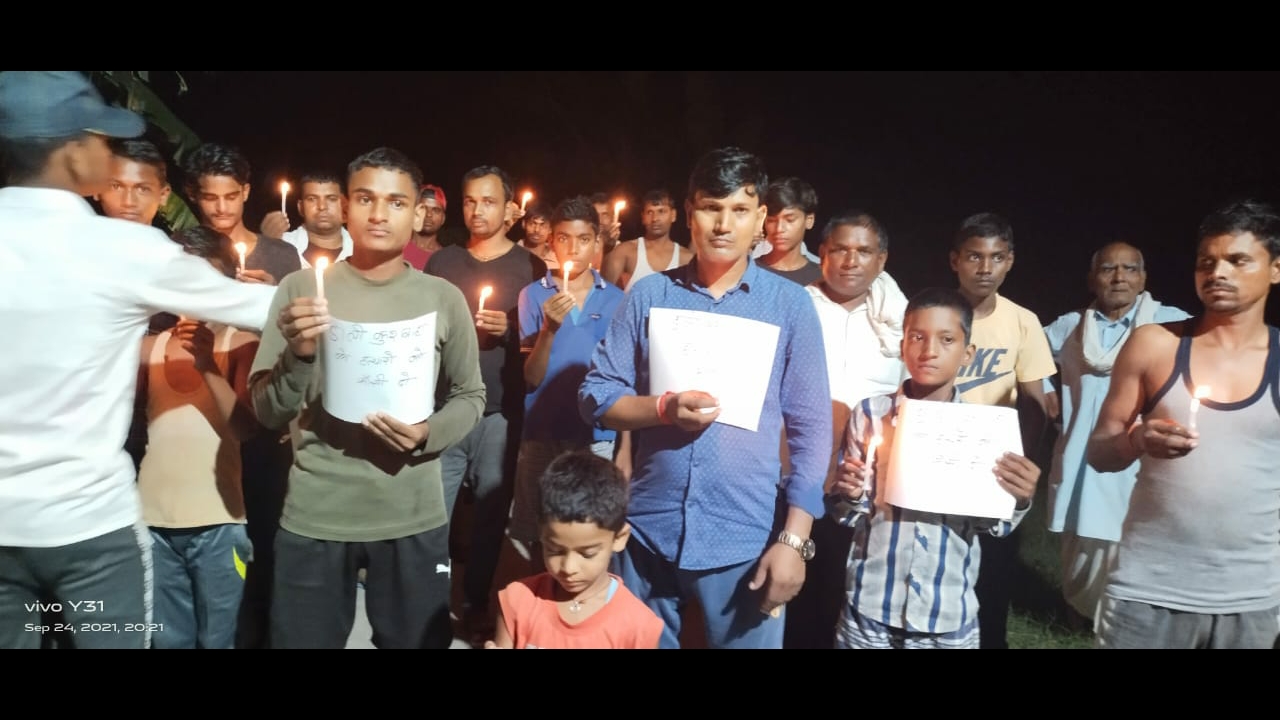 आजमगढ़: कानपुर की बेटी को कैंडल मार्च निकाल दी श्रद्धांजलि