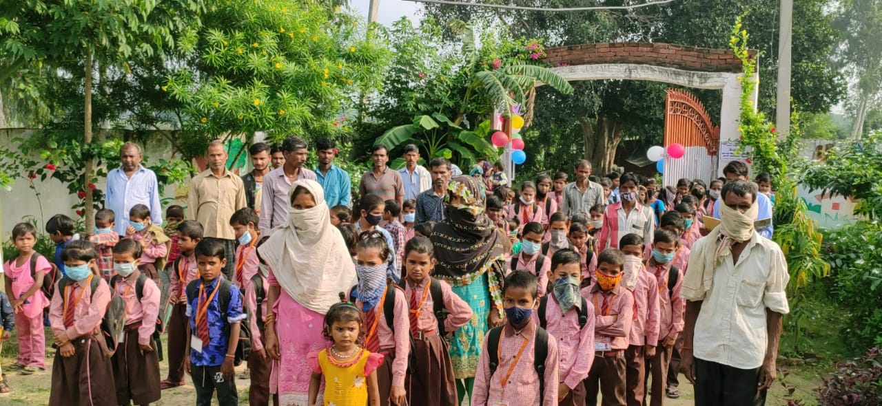 मैनपुरी : पहले दिन बच्चों को विद्यालय लेकर पहुंचे अभिभावक
