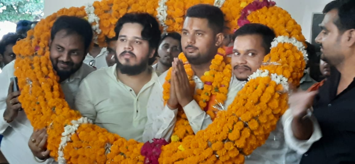 रायबरेली : BJP युवा मोर्चा के नवनियुक्त जिलाध्यक्ष निखिल पांडेय के डलमऊ प्रथम पहुंचने पर युवाओं ने फूलमाला पहना कर स्वागत किया