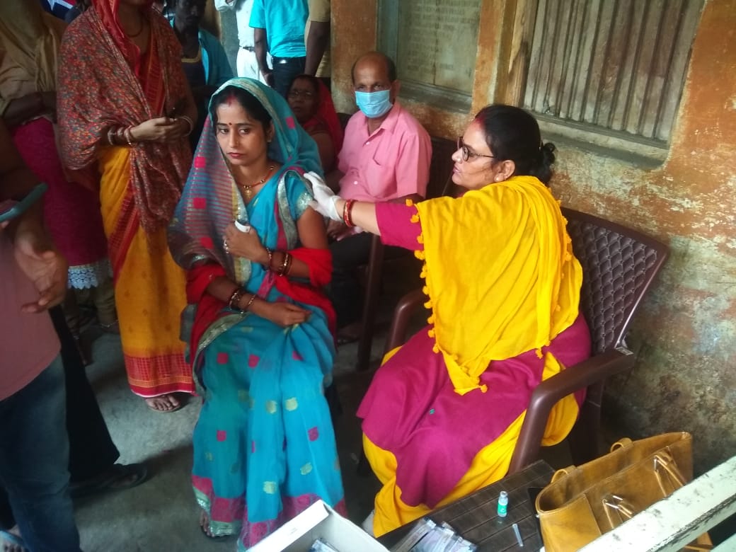 रायबरेली: स्वास्थ्य विभाग के सहयोग से व्यापारियों ने लगवाया टीकाकरण कैंप
