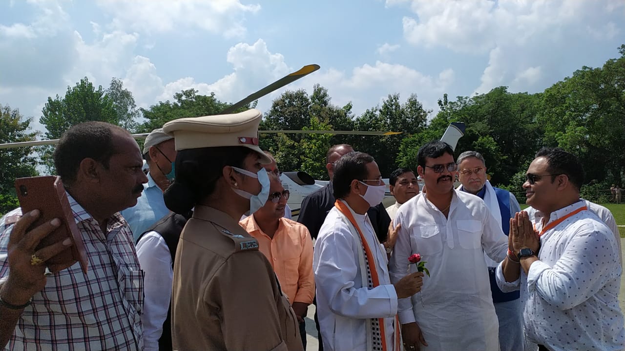 बहराइच : उप मुख्यमंत्री डॉ दिनेश शर्मा पयागपुर स्थित के बी इंटर कॉलेज के हीरक जयंती कार्यक्रम में शिरकत करने पहुंचे