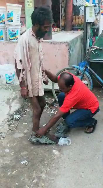 जौनपुर: समाजसेवी राजेश कुमार ने एक विक्षिप्त व्यक्ति की ,की सेवा