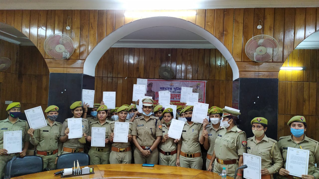 पुलिस अधीक्षक महोदया बहराइच, सुजाता सिंह की अध्यक्षता में महिला बीट पुलिस आरक्षियों के साथ मिशन शक्ति/ मिशन अपराजिता से सम्बंधित समीक्षा बैठक हुई सम्पन्न। तथा मिशन शक्ति/ मिशन अपराजिता के तहत बीट में उत्कृष्ट कार्य करने वाली 26 महिला बीट पुलिस आरक्षियों को पुलिस अधीक्षक महोदया द्वारा प्रशस्ति पत्र देकर किया गया सम्मानित