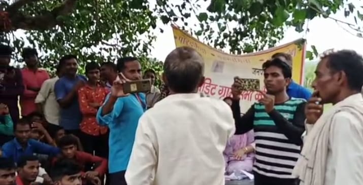 पीलीभीत : ग्राम पंचायत कबूलपुर में तीन दिन से सोशल आॕडिट टीम विकास कार्यो की कर रही जांच।