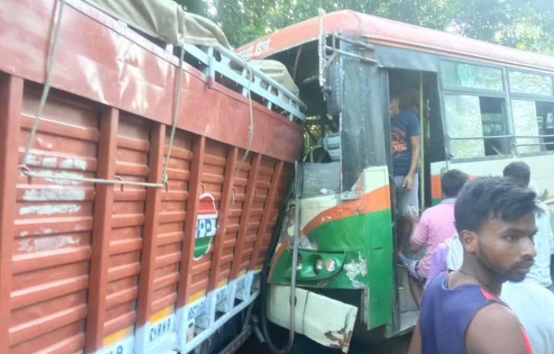फर्रुखाबाद : रोडवेज बस एवं डीसीएम की भिड़ंत में एक की मौत