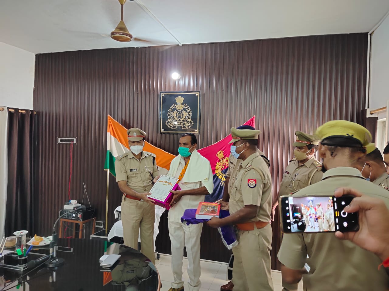 पीलीभीत:अपर पुलिस अधीक्षक पीलीभीत द्वारा सेवानिवृत्त हुए पुलिस कर्मियों को दी गई ससम्मान विदाई।