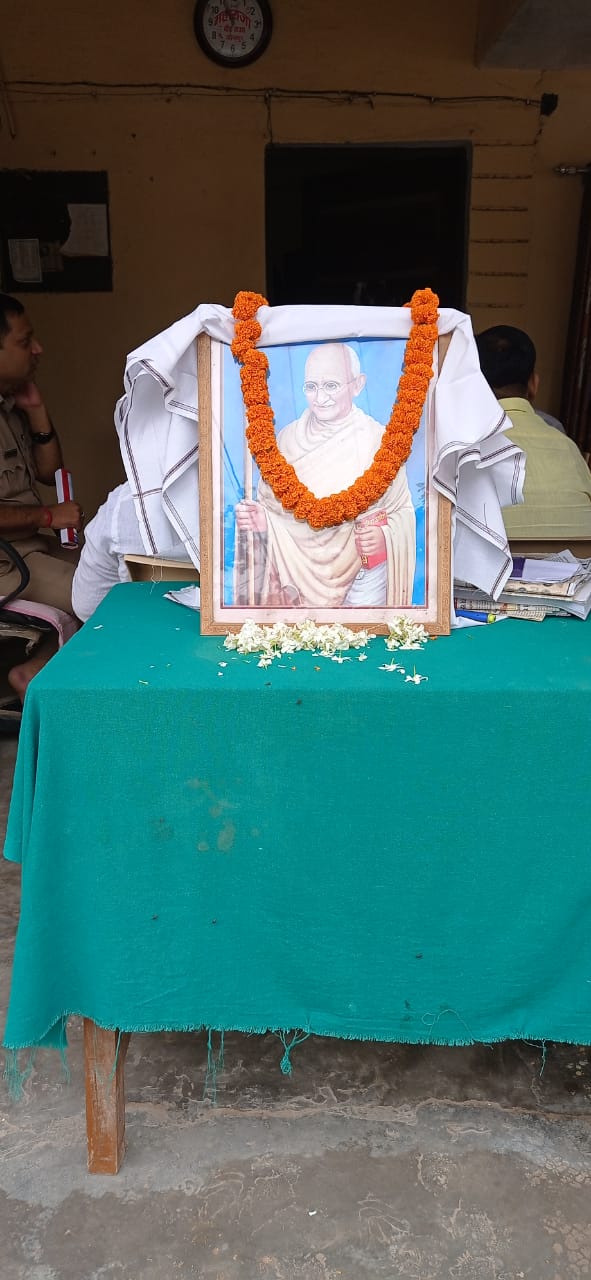 जौनपुर :चौकी इंचार्ज ने ग्राहक सेवा केंद्र संचालको को पढ़ाया सावधानी का पाठ।