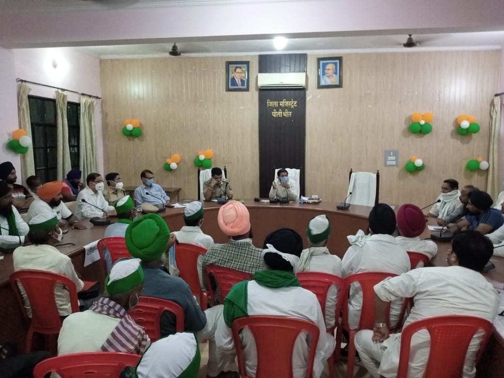 पीलीभीत :जिलाधिकारी एवं पुलिस अधीक्षक द्वारा किसानों के साथ उनकी समस्याओं के दृष्टिगत समीक्षा बैठक की गई।
