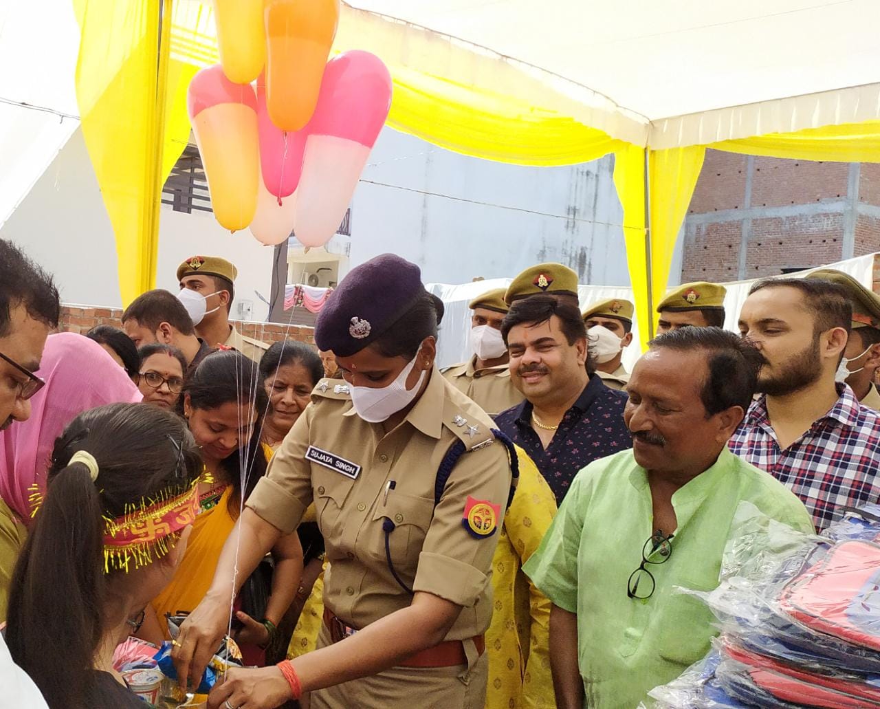 बहराइच: पुलिस अधीक्षक  सुजाता सिंह द्वारा दिव्यांग कन्याओं का पूजन कर उनको उपहार भेट किए गए