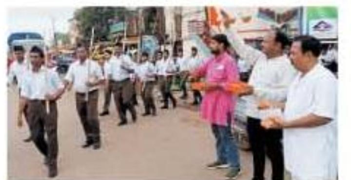 रायपुर:- विजयादशमी उत्सव आर ए एस ने किया तिल्दा में पथ संचलन फूलों की वर्षा कर चौक चौराहों पर स्वयं सेवकों का स्वागत