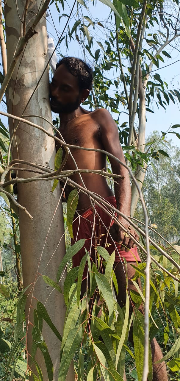 बरेली - घरेलू कलेह के चलते युवक ने पेड़ से लटक कर दी जान।