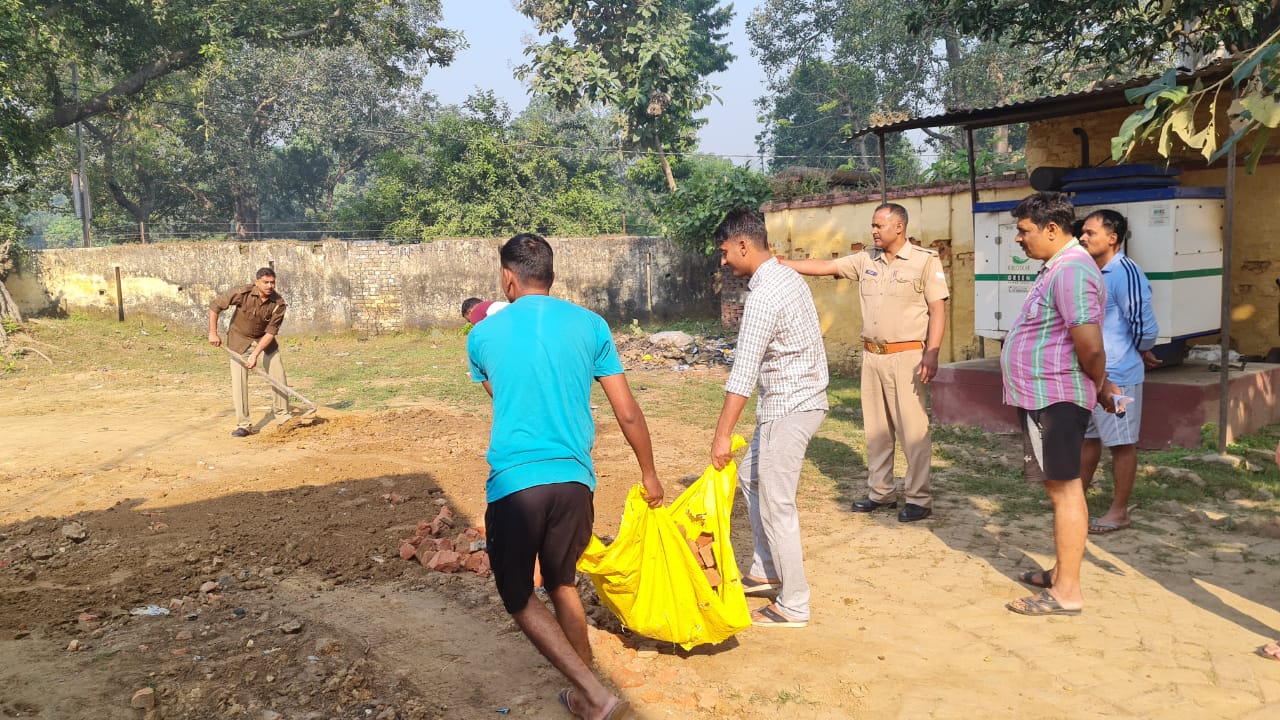 बहराइच :मोतीपुर थाना परिसर में स्वच्छ मिशन के तहत चला सफाई अभियान