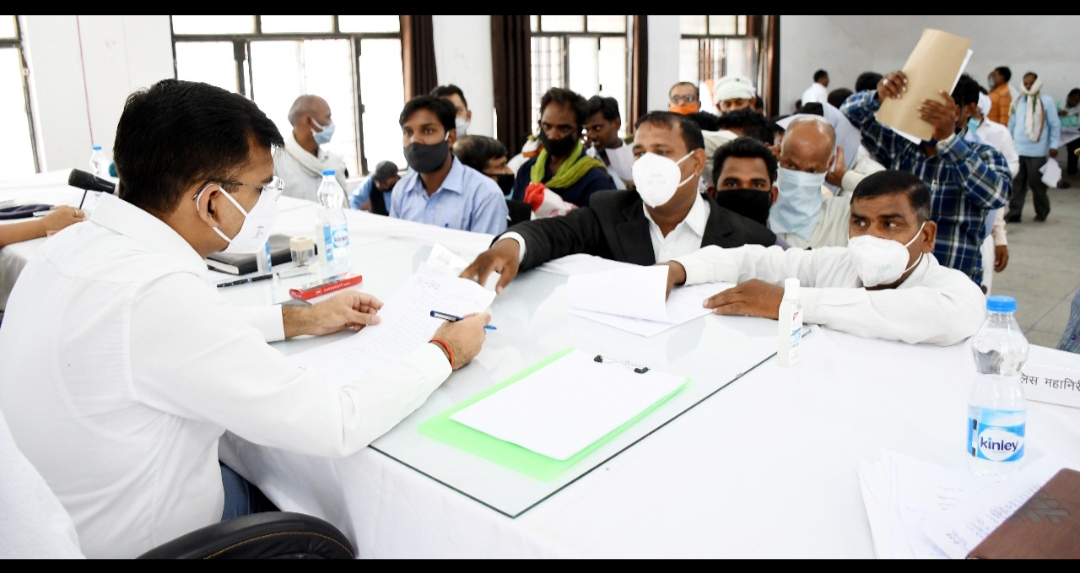 प्रयागराज: मण्डलायुक्त तहसील सोरांव में आयोजित सम्पूर्ण समाधान दिवस में पहुंचकर जन शिकायतों को सुना