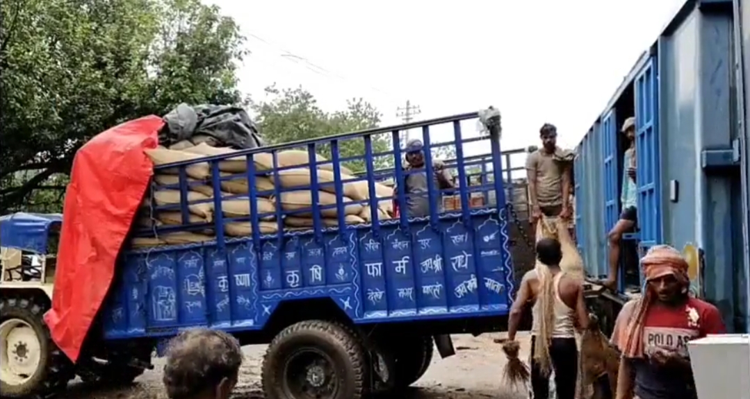 इटावा: बरसात में  उतरता माल गाडी से सरकारी गेहू