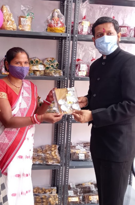 पीलीभीत : जनपद में प्रदेश का पहला गौ निर्मित सामग्री का शोरूम विकास भवन में संचालित किया जा रहा है