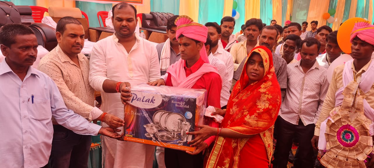 पीलीभीत: सामूहिक विवाह में 86 जोड़ों ने थामा एक दूसरे का दामन/मिला आशीष।
